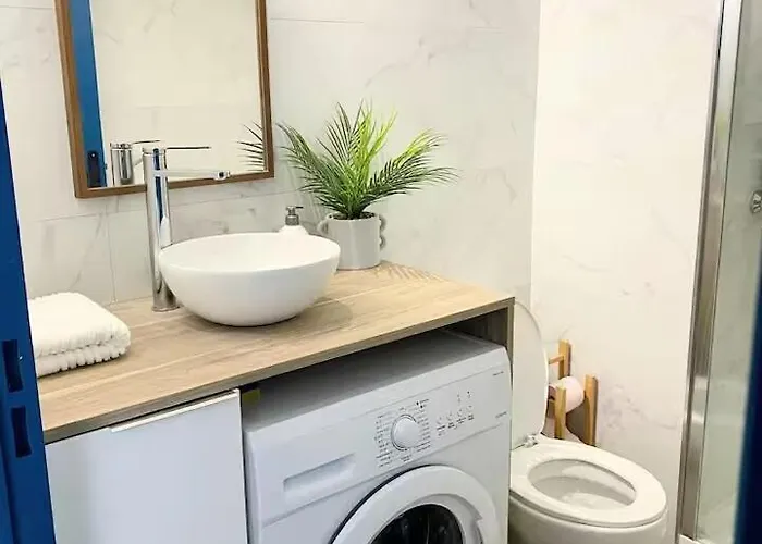 Charming Close To Tram A Palais De Justice